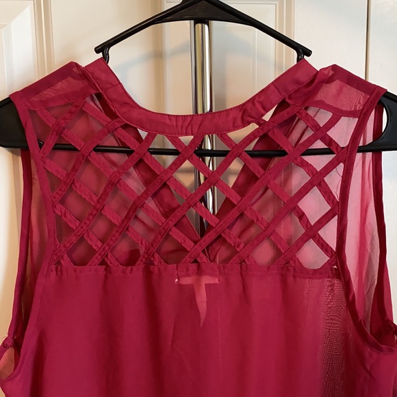 Kirra Lattice Back Sleeveless Button Down - Picture 3 of 5